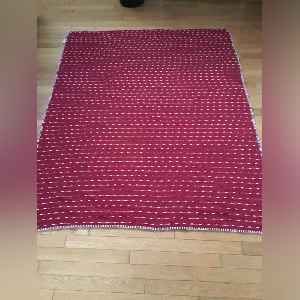 The Farmhouse Red/white throw